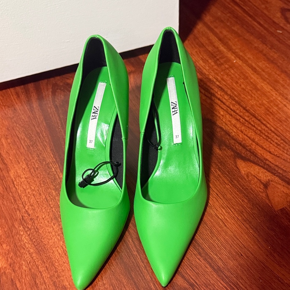 Zara Women's Vibrant Green Pointed Heels